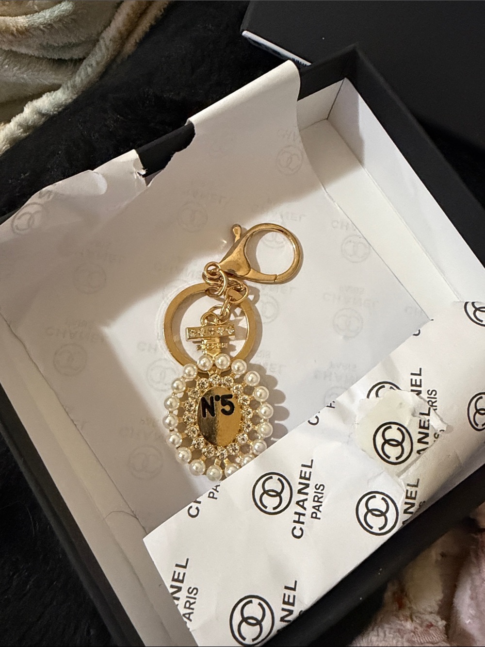 CHANEL GIFT BOX w Gold and Pearl N°5 Charm Keyring - Picture 3 of 12